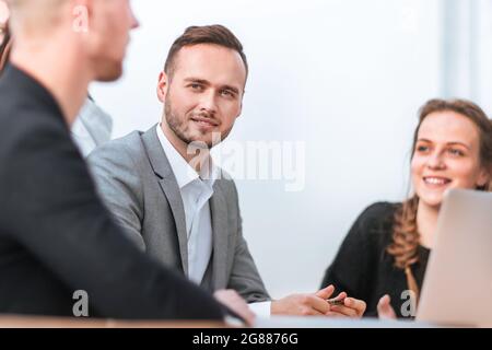 Eine Gruppe junger Menschen nutzt einen Laptop, um neue Lösungen zu finden Stockfoto