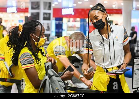 Die Belgierin Cynthia Bolingo Mbongo und die Belgierin Nafissatou Nafi Thiam wurden beim Abflug der Athleten des belgischen Teams zu den Olympischen Spielen 2020 in Tokio abgebildet Stockfoto