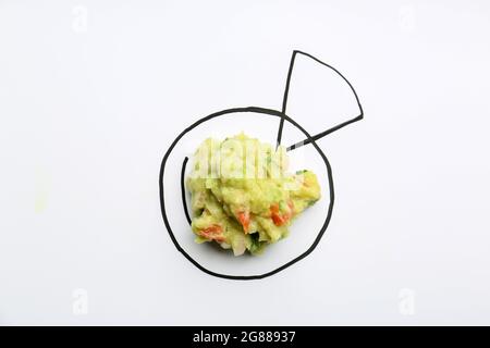 Kreative Komposition mit leckerer Guacamole auf weißem Hintergrund Stockfoto