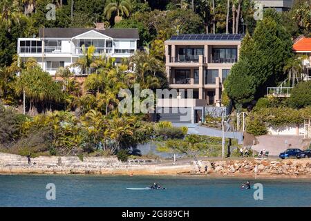 Australische Häuser, Palm Beach Vorort in Sydney und luxuriöse Häuser am Wasser mit Meerblick, Sydney, NSW, Australien Stockfoto