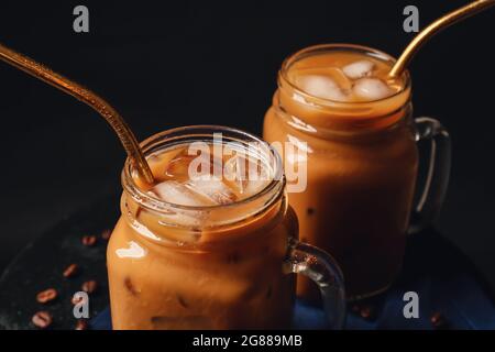 Mason Gläser mit Eiskaffee auf dunklem Hintergrund, Nahaufnahme Stockfoto