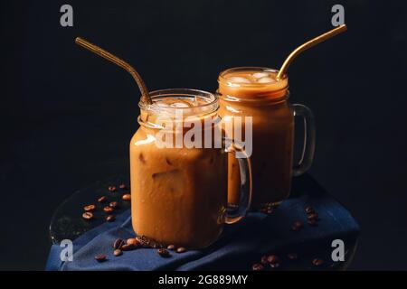 Mason Gläser Eiskaffee auf dunklem Hintergrund Stockfoto