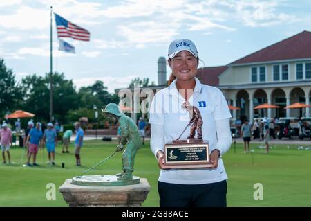 Pinehurst, North Carolina, USA. Juli 2021. GINA KIM aus Durham, North Carolina und Golferin an der Duke University, posiert mit der Putter Boy-Trophäe der Putter Boy-Statue während der Finalrunde bei der 119. Amateur-Meisterschaft der Damen Nord und Süd im Pinehurst Resort & Country Club. (Bild: © Timothy L. Hale/ZUMA Press Wire) Stockfoto