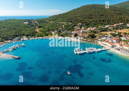 Luftaufnahme von Martinšćica, einer Stadt auf der Insel Cres, der Adria in Kroatien Stockfoto