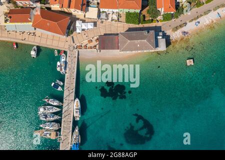 Luftaufnahme von Martinšćica, einer Stadt auf der Insel Cres, der Adria in Kroatien Stockfoto