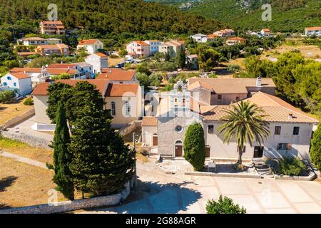 Luftaufnahme von Martinšćica, einer Stadt auf der Insel Cres, der Adria in Kroatien Stockfoto