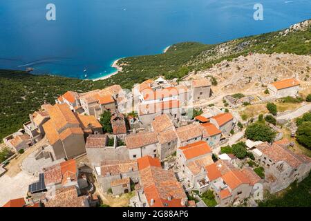 Luftaufnahme von Lubenice, einer Stadt auf einem Hügel auf der Insel Cres, der Adria in Kroatien Stockfoto