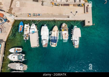 Luftaufnahme der Fischerboote in Valun, einer Stadt auf der Insel Cres, der Adria in Kroatien Stockfoto