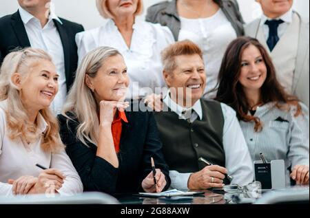 Gruppe von führenden Spezialisten am Arbeitsplatz. Stockfoto