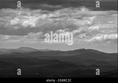 Nordblick vom Mt. Kearsarge Gipfel in Richtung Cardigan und Smarts Mountain. Entfernte Gipfel und Grate. Gewitterwolken. Schwarzweiß-Querformat Stockfoto