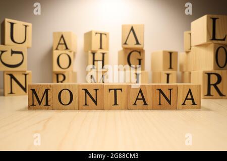 Das Wort Montana wurde aus hölzernen Buchstabenwürfeln erschaffen. Städte und Worte. Nahaufnahme. Stockfoto