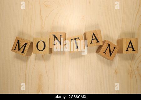 Das Wort Montana wurde aus hölzernen Buchstabenwürfeln erschaffen. Städte und Worte. Nahaufnahme. Stockfoto