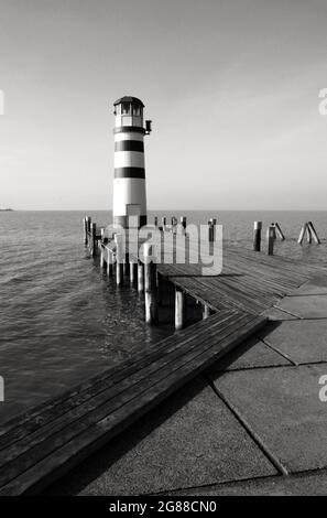 Leuchtturm am Neusiedler See schönes Schwarz-Weiß-Fotografiepanorama am Meer. Neusiedler See, Burgenland, Österreich. Schönes Panorama am See. Stockfoto