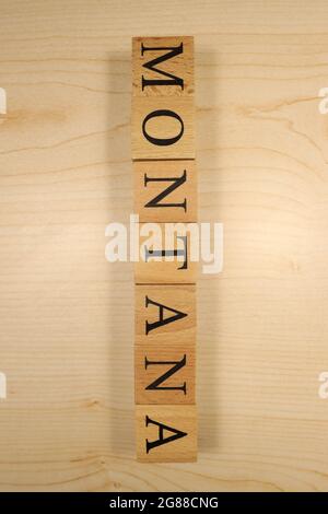 Das Wort Montana wurde aus hölzernen Buchstabenwürfeln erschaffen. Städte und Worte. Nahaufnahme. Stockfoto