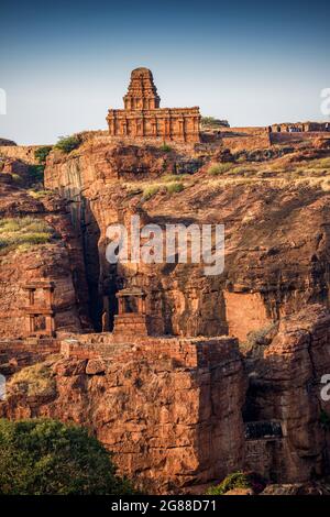 Badami, Karnataka, Indien - 10. Januar 2020 : Blick auf das obere Shivalaya auf dem nördlichen felsigen Hügel in Badami. Es ist unesco-Weltkulturerbe und Ort Stockfoto