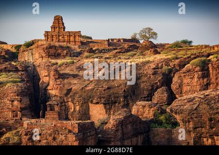 Badami, Karnataka, Indien - 10. Januar 2020 : Blick auf das obere Shivalaya auf dem nördlichen felsigen Hügel in Badami. Es ist unesco-Weltkulturerbe und Ort Stockfoto