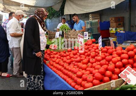 Istanbul, Türkei. Juli 2021. Auf einem Markt in Istanbul, Türkei, am 17. Juli 2021, kaufen Menschen Gemüse vor dem Eid al-Adha-Fest. Quelle: Xu Suhui/Xinhua/Alamy Live News Stockfoto