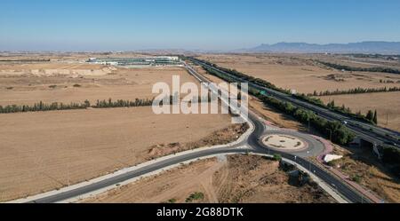 Luftaufnahme der Autobahn und des neuen Verkehrsbaus. Nikosia Zypern Stockfoto