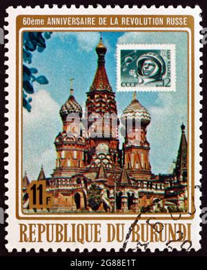 BURUNDI - UM 1977: Eine in Burundi gedruckte Briefmarke zeigt den Kreml, Moskau, 60. Jahrestag der russischen Oktoberrevolution, um 1977 Stockfoto