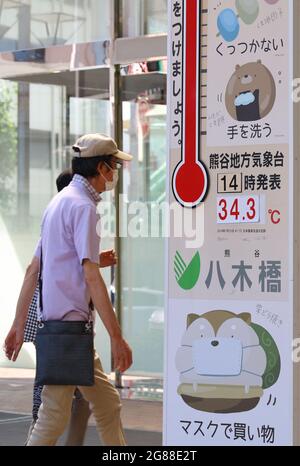 Kumagaya, Japan. Juli 2021. Käufer betreten ein Kaufhaus, während das Kaufhaus am Sonntag, den 18. Juli 2021, in Kumagaya, einem Vorort von Tokio, eine Temperatur anzeigt. Die Temperaturen im Großraum Tokio stiegen nach Abschluss der Regenzeit in die Höhe. Quelle: Yoshio Tsunoda/AFLO/Alamy Live News Stockfoto