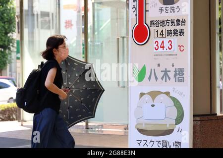 Kumagaya, Japan. Juli 2021. Ein Einkäufer tritt in ein Kaufhaus ein, während das Kaufhaus am Sonntag, den 18. Juli 2021, in Kumagaya, einem Vorort von Tokio, eine Temperatur anzeigt. Die Temperaturen im Großraum Tokio stiegen nach Abschluss der Regenzeit in die Höhe. Quelle: Yoshio Tsunoda/AFLO/Alamy Live News Stockfoto