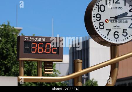 Kumagaya, Japan. Juli 2021. Ein Thermometer zeigt am Sonntag, den 18. Juli 2021, in Kumagaya, einem Vorort von Tokio, eine Temperatur von 36.0 Grad Celsius an. Die Temperaturen im Großraum Tokio stiegen nach Abschluss der Regenzeit in die Höhe. Quelle: Yoshio Tsunoda/AFLO/Alamy Live News Stockfoto