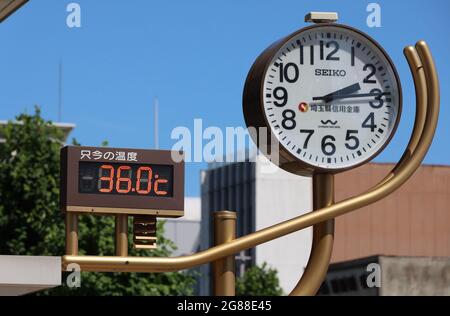 Kumagaya, Japan. Juli 2021. Ein Thermometer zeigt am Sonntag, den 18. Juli 2021, in Kumagaya, einem Vorort von Tokio, eine Temperatur von 36.0 Grad Celsius an. Die Temperaturen im Großraum Tokio stiegen nach Abschluss der Regenzeit in die Höhe. Quelle: Yoshio Tsunoda/AFLO/Alamy Live News Stockfoto