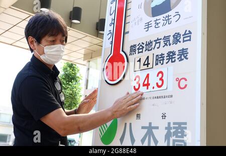 Kumagaya, Japan. Juli 2021. Ein Mitarbeiter eines Kaufhauses in Kumagaya zeigt am Sonntag, den 18. Juli 2021, in Kumagaya, einem Vorort von Tokio, eine Temperatur an. Die Temperaturen im Großraum Tokio stiegen nach Abschluss der Regenzeit in die Höhe. Quelle: Yoshio Tsunoda/AFLO/Alamy Live News Stockfoto