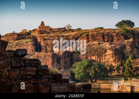 Badami, Karnataka, Indien - 10. Januar 2020 : Blick auf das obere Shivalaya auf dem nördlichen felsigen Hügel in Badami. Es ist unesco-Weltkulturerbe und Ort Stockfoto