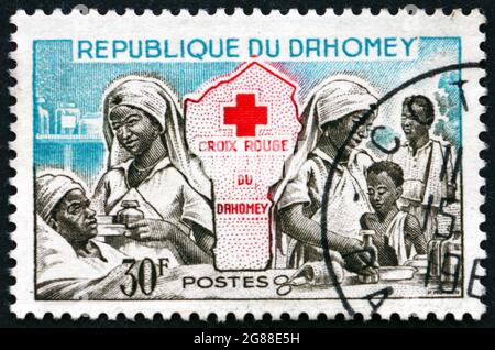 DAHOMEY - UM 1962: Eine in Dahomey gedruckte Marke zeigt Rotkreuz-Krankenschwestern und eine Karte von Dahomey, um 1962 Stockfoto