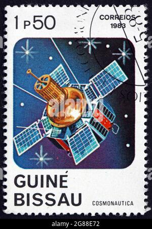 GUINEA-BISSAU - UM 1983: Eine in Guinea-Bissau gedruckte Marke zeigt Telecommunications Satellite, um 1983 Stockfoto