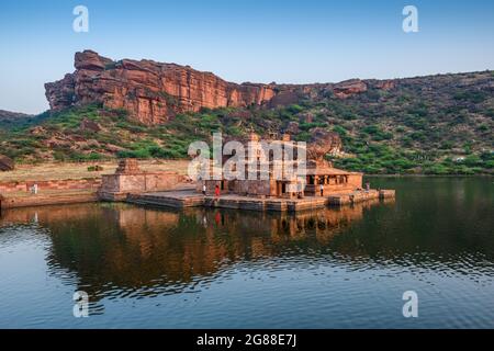 Badami, Karnataka, Indien - 10. Januar 2020 : EINE Gruppe von Bhuthanatha-Tempeln am östlichen Ende des Agastya Tirtha-Sees bei Badami, Karnataka, Indien Stockfoto