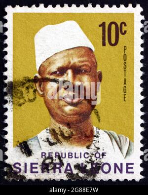 SIERRA LEONE - CIRCA 1972: Ein in Sierra Leone gedruckter Stempel zeigt Siaka Stevens, den ersten Präsidenten von Sierra Leone von 1971 bis 1985, etwa 1972 Stockfoto