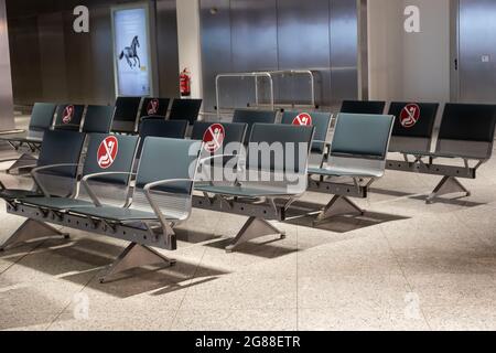 Athen, Griechenland - 1. Oktober 2020: Sitzplatz für Passagiere am Abflugsteig des Flughafens Athen Stockfoto