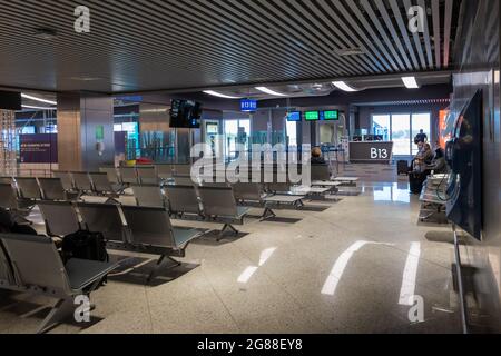 Athen, Griechenland - 1. Oktober 2020: Sitzplatz für Passagiere am Abflugsteig des Flughafens Athen Stockfoto