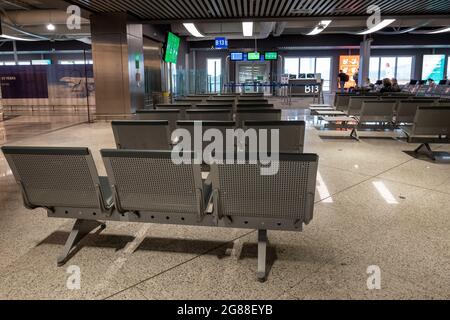 Athen, Griechenland - 1. Oktober 2020: Sitzplatz für Passagiere am Abflugsteig des Flughafens Athen Stockfoto