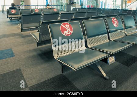 Athen, Griechenland - 1. Oktober 2020: Sitzplatz für Passagiere am Abflugsteig des Flughafens Athen Stockfoto