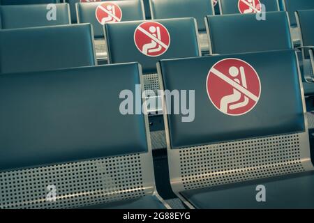 Athen, Griechenland - 1. Oktober 2020: Sitzplatz für Passagiere am Abflugsteig des Flughafens Athen Stockfoto