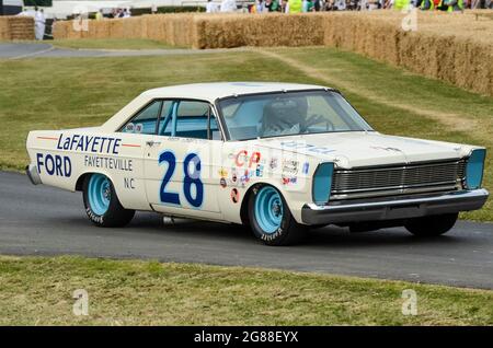 1965 Ford Galaxie 427 beim Goodwood Festival of Speed 2013. Ex-Fred Lorenzen NASCar-Rennwagen auf der Hill Climb Track Stockfoto