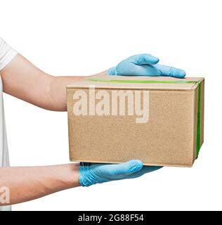 Angestellter der Anlieferung, mit Handschuhen halten Pappkarton. Isoliert auf weißem Hintergrund. Service Quarantäne Pandemie Coronavirus Virus Konzept. Stockfoto