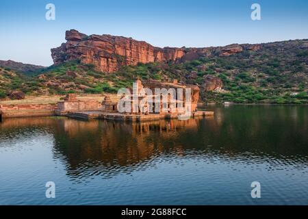 Badami, Karnataka, Indien - 10. Januar 2020 : EINE Gruppe von Bhuthanatha-Tempeln am östlichen Ende des Agastya Tirtha-Sees bei Badami, Karnataka, Indien Stockfoto