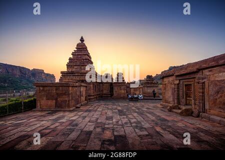 Badami, Karnataka, Indien - 10. Januar 2020 : EINE Gruppe von Bhuthanatha-Tempeln am östlichen Ende des Agastya Tirtha-Sees bei Badami, Karnataka, Indien Stockfoto