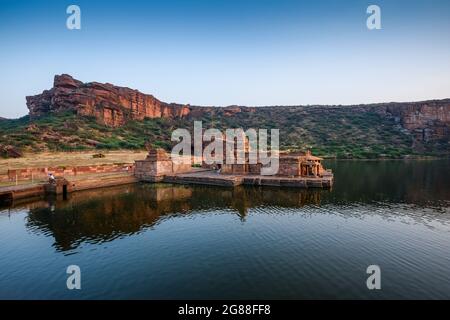 Badami, Karnataka, Indien - 10. Januar 2020 : EINE Gruppe von Bhuthanatha-Tempeln am östlichen Ende des Agastya Tirtha-Sees bei Badami, Karnataka, Indien Stockfoto