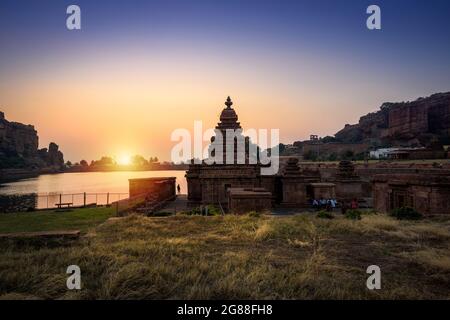 Badami, Karnataka, Indien - 10. Januar 2020 : EINE Gruppe von Bhuthanatha-Tempeln am östlichen Ende des Agastya Tirtha-Sees bei Badami, Karnataka, Indien Stockfoto