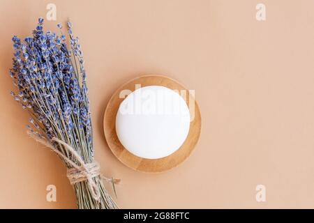 Handgemachte Lavendelseife. Stück Naturseife mit getrockneten Lavendelblüten und ätherischem Öl. Bio-Kosmetik für Hautpflege und Spa. Stockfoto