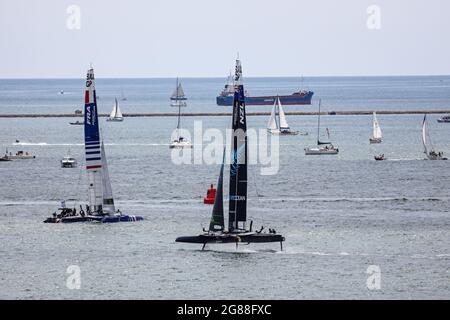 Team France und Team New Zealand wärmen sich für die SailGP-Rennen im Plymouth Sound am 2021. Juli auf Stockfoto