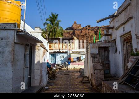 Badami, Karnataka, Indien - 10. Januar 2020 : Blick auf die Stadt Badami, hinter dem unteren Shivalaya Tempel ist sichtbar. Es ist unesco-Weltkulturerbe und Stockfoto