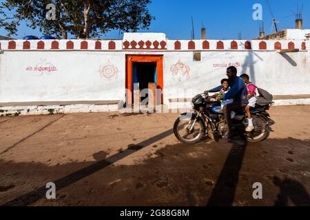 Badami, Karnataka, Indien - 10. Januar 2020 : Blick auf die Stadt Badami, hinter dem unteren Shivalaya Tempel ist sichtbar. Es ist unesco-Weltkulturerbe und Stockfoto