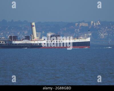 Sheerness, Kent, Großbritannien. Juli 2021. Der historische Raddampfer „Medway Queen“ wurde heute früh auf dem Weg nach Ramsgate an Sheerness, Kent vorbeigeschleppt. Das Schiff, das gerade restauriert wird, stammt aus dem Jahr 1923 und wurde 1940 als "Heldin von Dünkirchen" bekannt, nachdem es bei der Evakuierung britischer Truppen aus der Normandie geholfen hatte. (Südküste im Hintergrund). Kredit: James Bell/Alamy Live Nachrichten Stockfoto