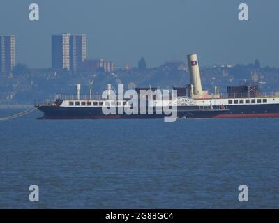 Sheerness, Kent, Großbritannien. Juli 2021. Der historische Raddampfer „Medway Queen“ wurde heute früh auf dem Weg nach Ramsgate an Sheerness, Kent vorbeigeschleppt. Das Schiff, das gerade restauriert wird, stammt aus dem Jahr 1923 und wurde 1940 als "Heldin von Dünkirchen" bekannt, nachdem es bei der Evakuierung britischer Truppen aus der Normandie geholfen hatte. (Südküste im Hintergrund). Kredit: James Bell/Alamy Live Nachrichten Stockfoto